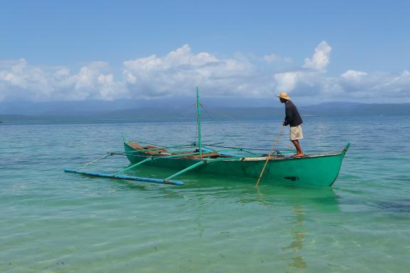 Navigation vers une pirogue à balancier dans l'archipel des Visayas