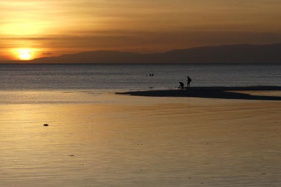 Voyage vers un coucher de soleil sur la mer dans l'archipel des Visayas