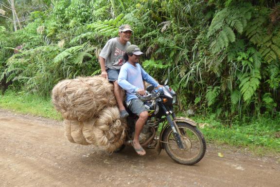 Rencontre d'un transport de fibres à moto dans l'archipel des Visayas