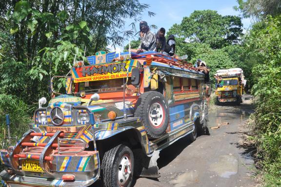 Trek vers un jeepney sur une route de campagne dans l'archipel des Visayas