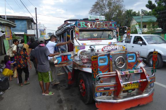 Voyage vers des passagers montant dans un jeepney au sud de l'île de Luzon