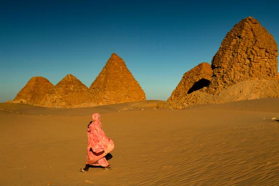 Randonnée avec une femme dans la nécropole royale de Nuri près du Gebel Barkal