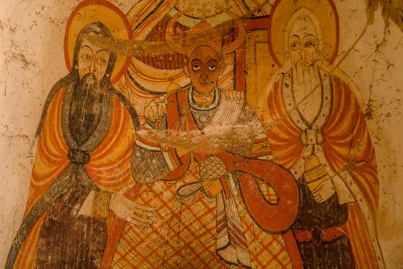 Contemplation des peintures murales du monastère copte de Old Dongola en Nubie