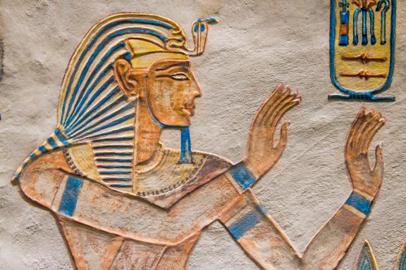 Contemplation d'une peinture de la tombe d'Amon-Her-Khep dans la Vallée des Reines