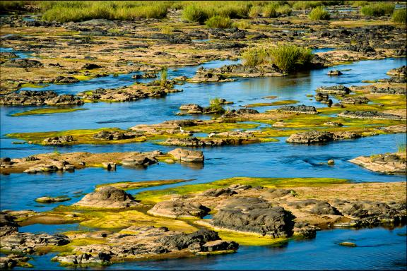 Randonnée le long des cours d'eau en Afrique