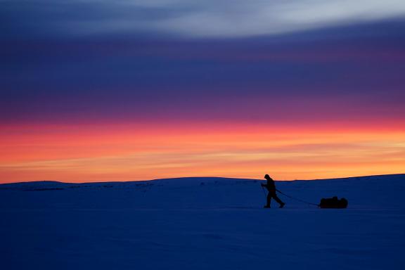 Randonner et coucher de soleil au Finnemark