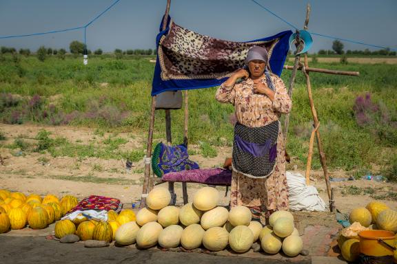 Voyage et vente de melon sur la route en Ouzbékistan