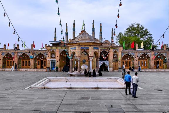 Voyage touristique au Mausolée de Shahzadeh Hossein aux pieds des Monts Elbrouz