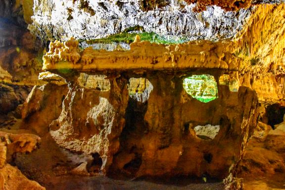 Randonnée vers la grotte Ali Sadr dans la région de Hamadan