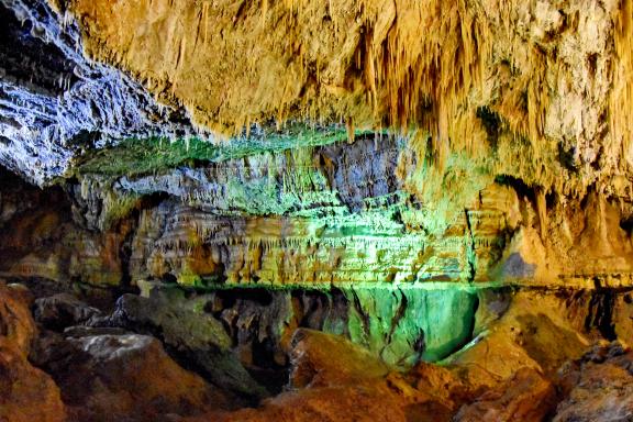 Immersion dans la caverne de la grotte Ali Sadr dans l'Ouest iranien