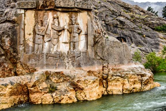 Rabdonnée  vers une Sculpture sassanide dans le Parc Taq e Bostan à Kermanshah