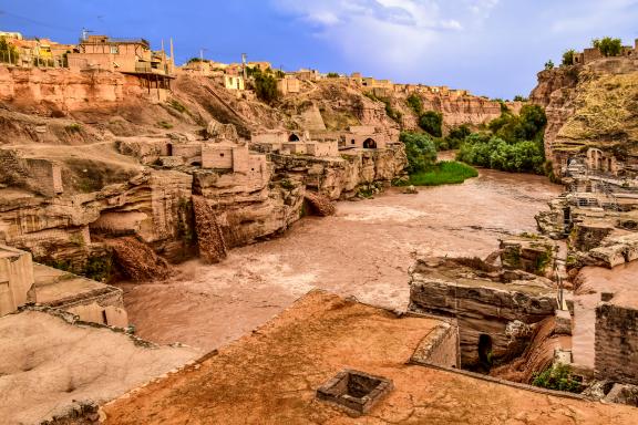 Randonnée vers les cascades des moulins hydrauliques antiques de Shustar dans la Province du Khouzestan