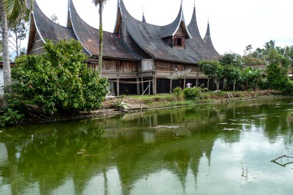 Trek vers une maison traditionnelle des Minang sur Sumatra ouest