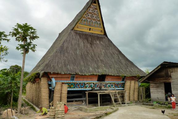 Randonnée vers une maison traditionnelle des Batak-Karo au nord de Sumatra