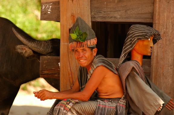 Rencontre avec un homme batak du lac Toba sur l'île de Samosir