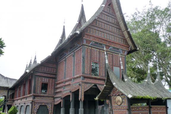 Randonnée vers une maison traditionnelle du peuple minang dans la région de Bukittinggi