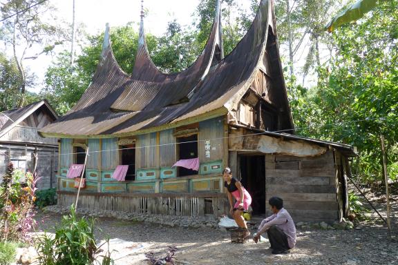 Voyage vers une maison du peuple minang dans la région de Bukittinggi