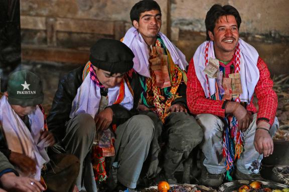 Repas familial fête kalash du Chaumos valée kalash