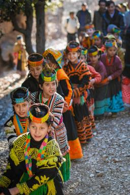 Jeunes filles kalash danse Chuinari Bumburet Ayun