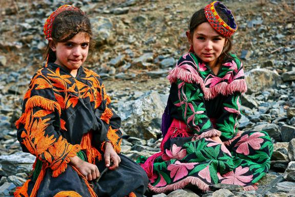 Jeunes filles kalash traditionnelles de Rumbur Chaumos