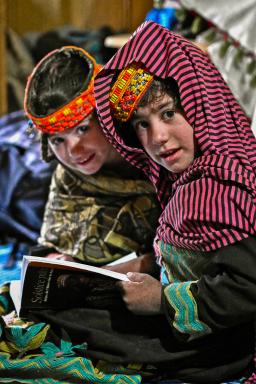 Enfants kalash lecture Jean-Yves Loude Etnologue Pakistan