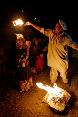 Le Shishao cérémonie kalash des femmes au Pakistan