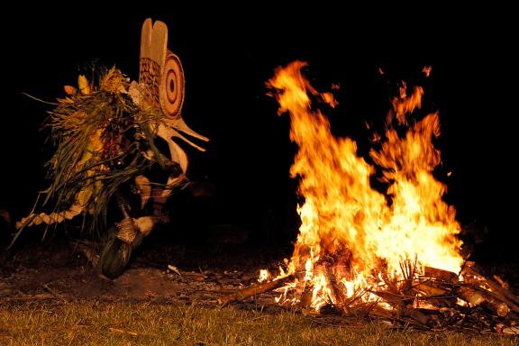 Rencontre avec un danseur baining masqué face au feu sur l'île de Nouvelle-Bretagne