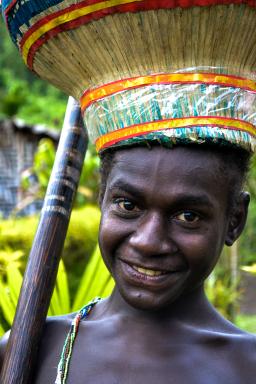Rencontre avec un habitant de l'île de Bougainville tout près des îles Salomon