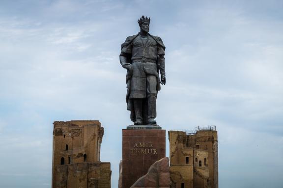 Voyage vers la statue de Tamerlan dominant Shahrisabz