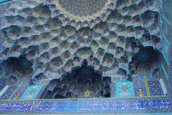 Contemplation de la coupole de la Mosquée du Chah en Perse