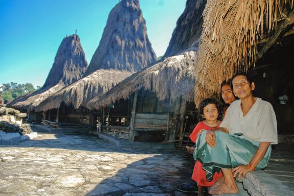 Rencontres dans des maisons traditionnelles de Sumba dans les petites îles de la Sonde