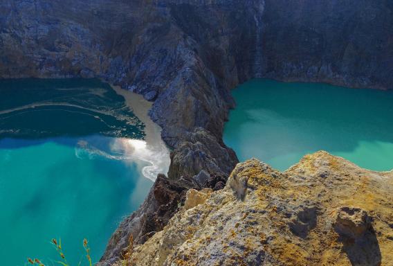 Trekking vers les lacs de couleur du Kelimutu sur l'île de Flores