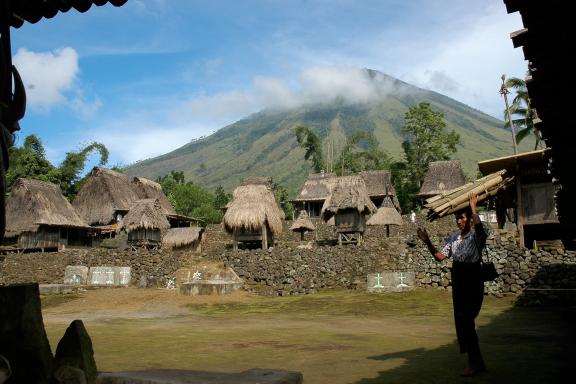 Trek vers un village ngadha au pied du volcan sur l'île de Flores
