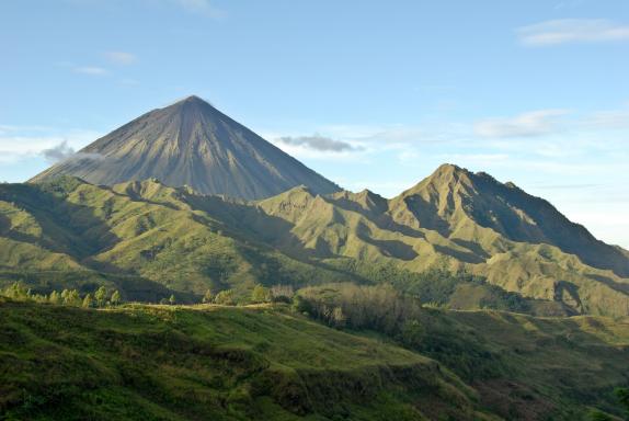 Découverte d'un volcan sur l'île de Flores près d'un village ngadha