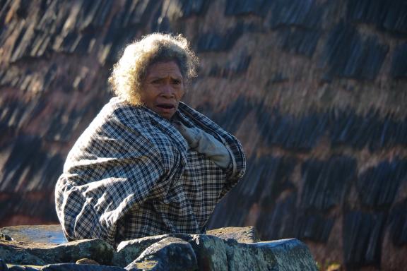 Trekking vers une femme manggarai du village de Wae Rebo sur l'île de Flores