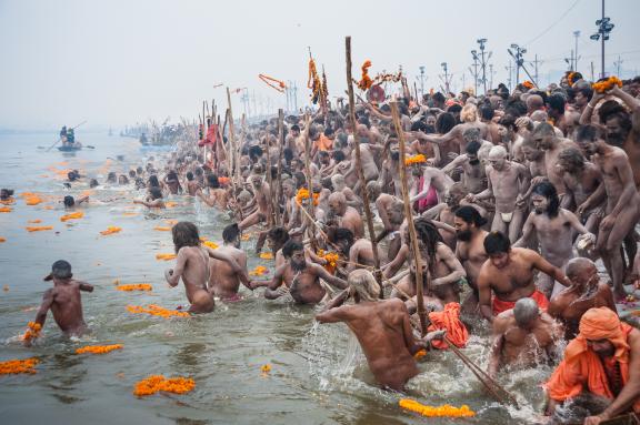 Voyage vers le bain des naga sadhus à la Kumbh Mela d'Allahabad à Prayagraj