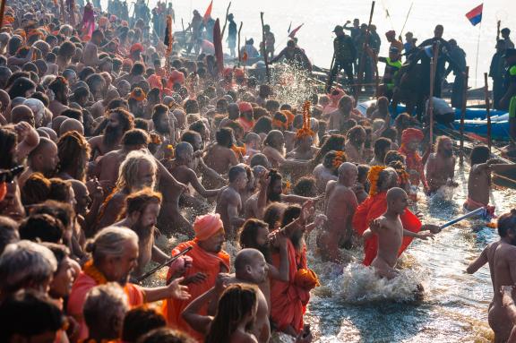 Randonnée vers les naga sadhus se baignant dans le Gange à Kumbh Mela d'Allahabad