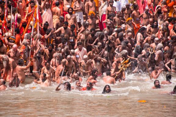 Trekking vers le bain royal des naga sadhus à la Kumbh Mela de Haridwar