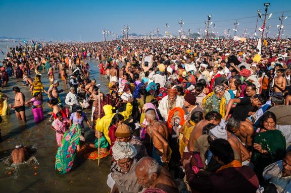 Trek vers le bain dans le Gange lors de la Kumbh Mela d'Allahabad à Prayagraj