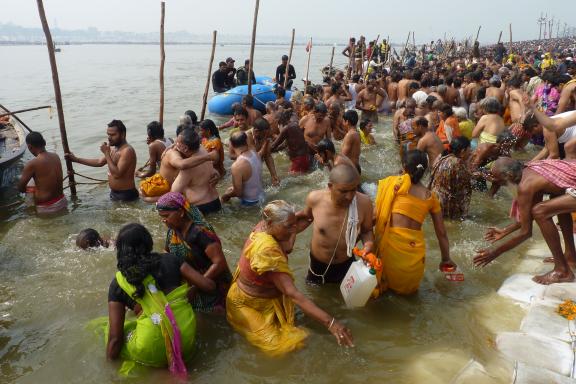 Immersion parmi les pèlerins se baignant dans le Gange à la Kumbh Mela d'Allahabad