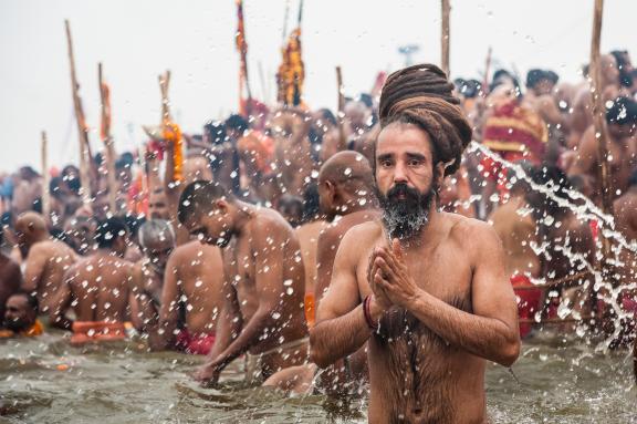 Randonnée vers le bain rituel des sadhus dans le Gange lors de la Kumbh Mela à Prayagraj