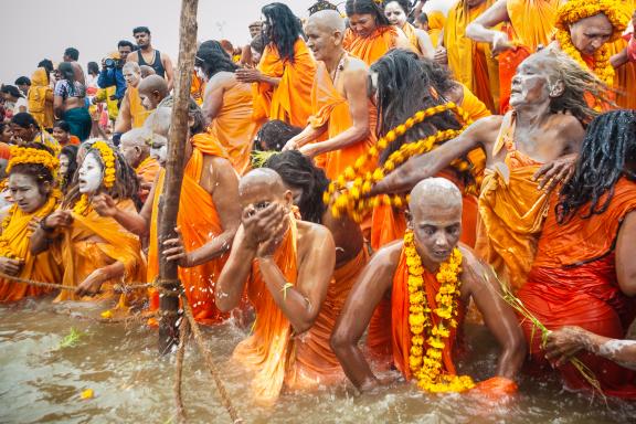 Voyage vers le bain sacré des femmes sadhus à la Kumbh Mela d'Allahabad à Prayagraj