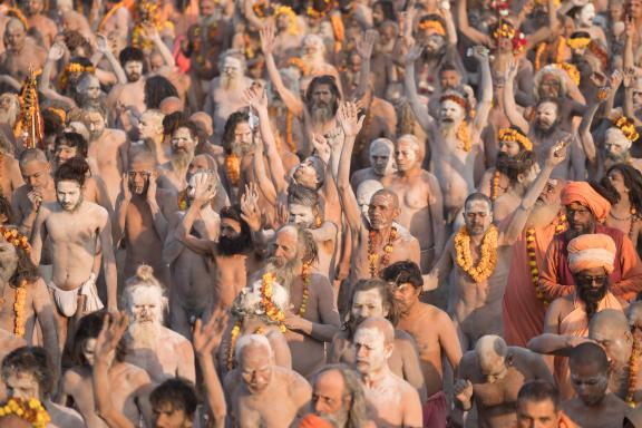 Trekking avec les naga sadhus allant se baigner dans le Gange à la Kumbh Mela d'Allahabad