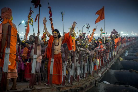 Trek avec la procession matinale des naga sadhus vers le Gange lors de la Kumbh Mela d'Allahabad