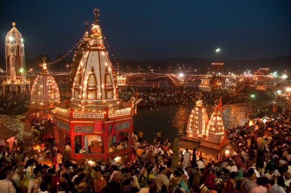 Immersion dans la cérémonie aarti à la Kumbh Mela de Haridwar au soleil couchant