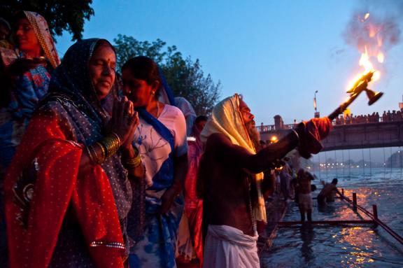 Voyage vers le rituel aarti au soleil couchant lors de la Kumbh Mela de Haridwar