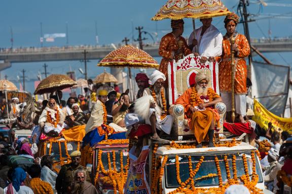 Trekking avec la procession lors de la Kumbh Mela d'Allahabad se rendant vers le Gange