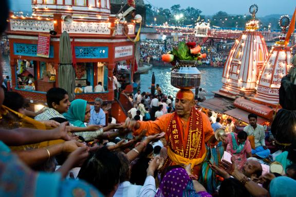 Immersion lors de bénédictions par un guru à la Kumbh Mela de Haridwar
