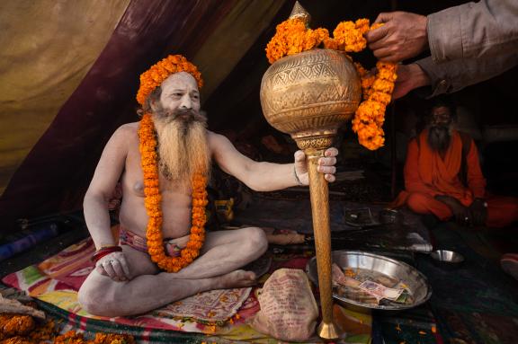 Rencontre avec un naga baba recouvert de cendres à la Kumbh Mela