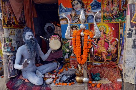 Randonnée vers le stand d'un naga sadhu à la Kumbh Mela d'Allahabad